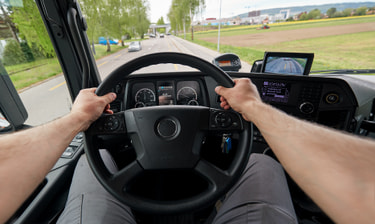 Apprendista autista di veicoli pesanti tiene il volante Apprendista autista di veicoli pesanti tiene il volante